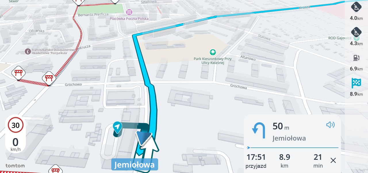 Nawigacja PTV w aplikacji frameLOGIC na tablecie w trakcie jazdy: trasa na mapie miasta, roboty drogowe na sąsiedniej ulicy, pasek trasy z odległościami do kolejnych punktów i panel z następnym manewrem