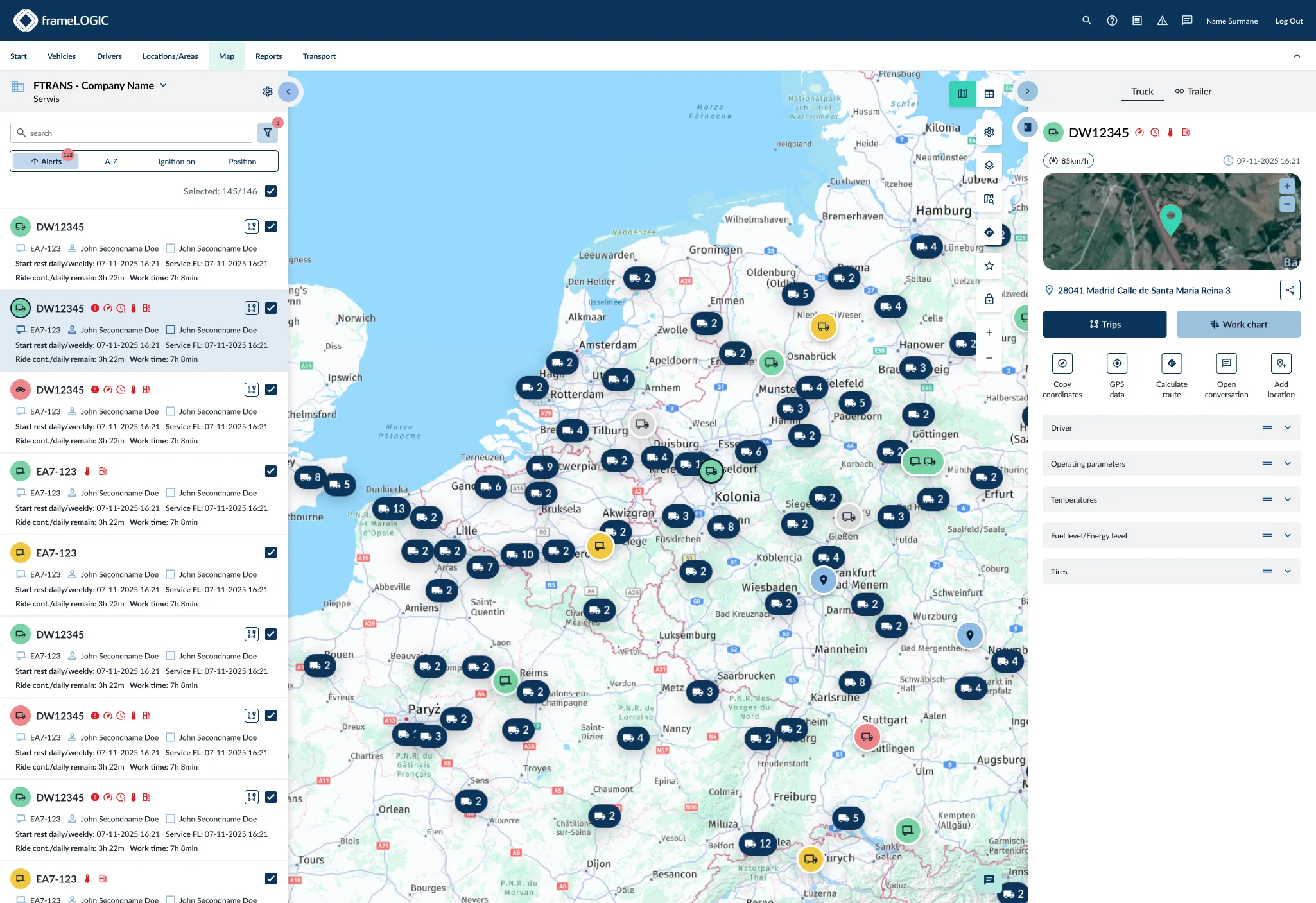 Fleet map in the frameLOGIC system: a list of vehicles with alerts and driving-time limits on the left, a map of northern Europe with clustered vehicle markers in the centre, and a panel for the selected vehicle showing speed, position and operating parameters on the right.