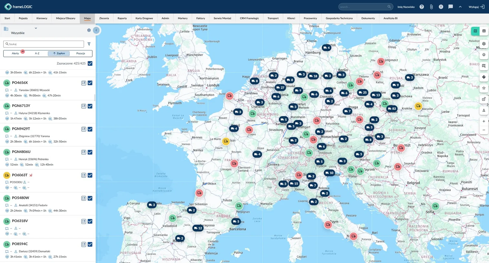 Mapa floty w systemie frameLOGIC w widoku wąskim: po lewej lista kart pojazdów posortowana po zapłonie, na kartach numer rejestracyjny, kierowca i trzy czasy jazdy, a na pozostałej części ekranu mapa Europy z pogrupowanymi pozycjami pojazdów.