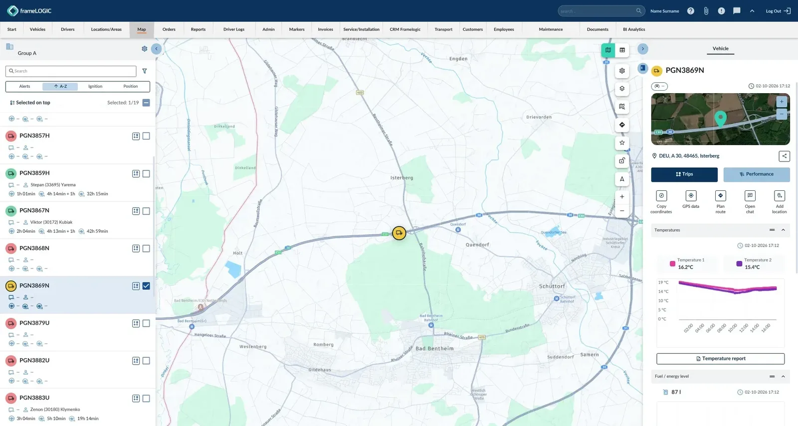 Fleet map in the frameLOGIC system with the vehicle details panel on the right: at the top of the panel, the temperature section with two readings, 16.2 °C and 15.4 °C, a chart of the day and the temperature report button, with the fuel level below. On the left, the vehicle cards of one group sorted A to Z; in the middle, a map of the area around Bad Bentheim with the selected vehicle on the A30 motorway.