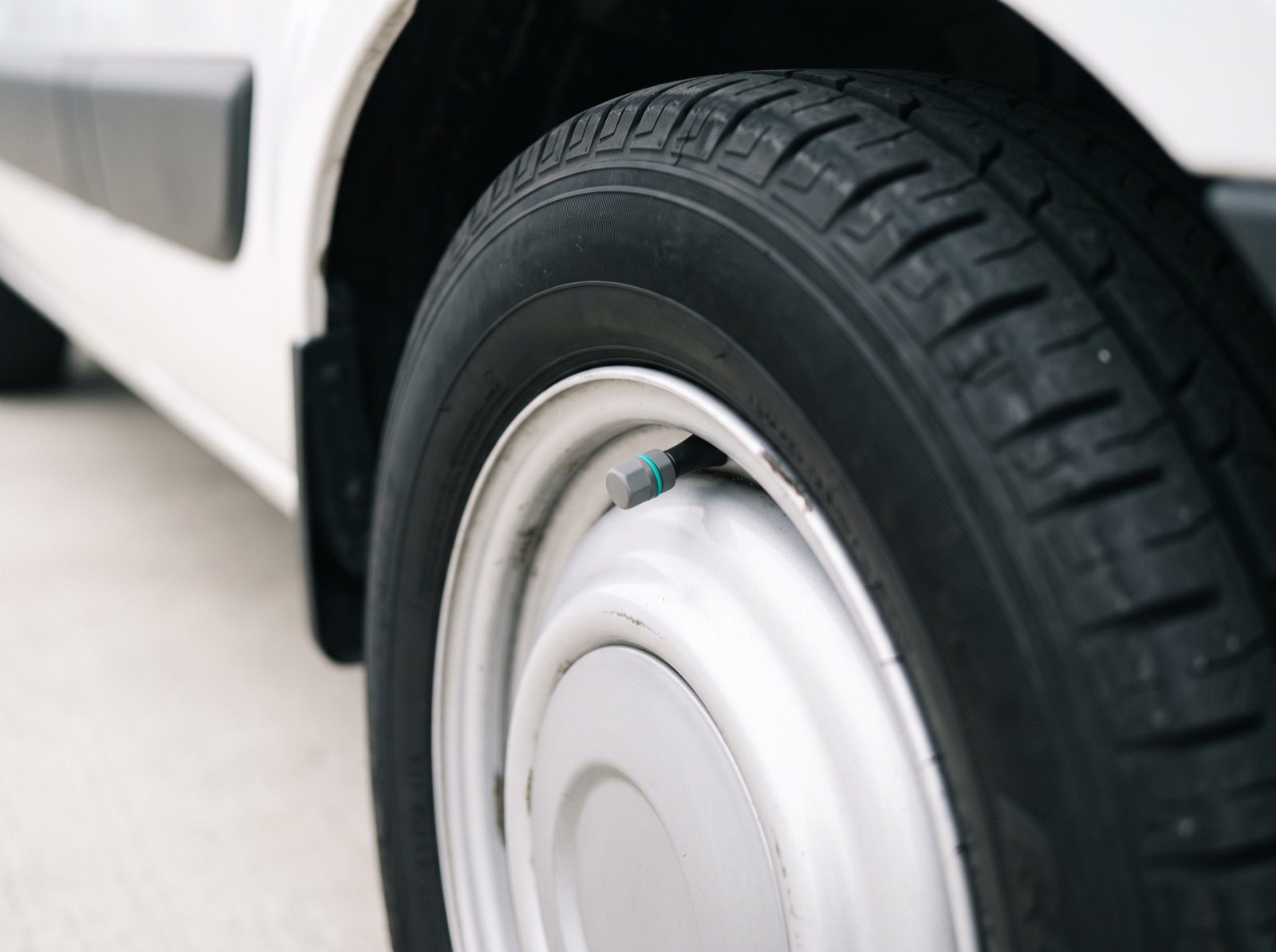 Drucksensor-Kappe auf dem Ventil eines Lkw-Rads