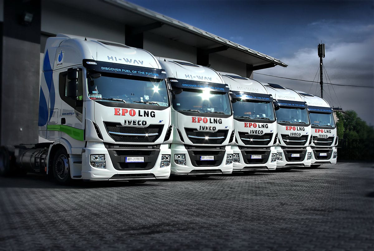 Flota ciągników EPO-Trans zasilanych LNG ustawiona w rzędzie przy bazie