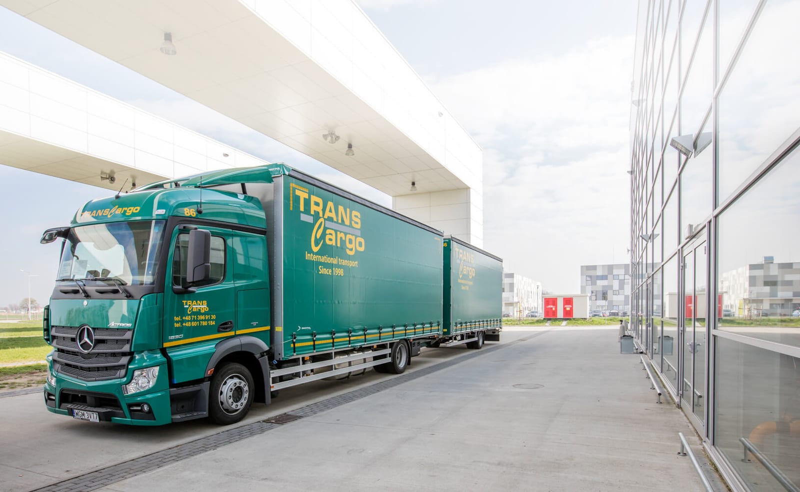 Zestaw Trans-Cargo z naczepą jumbo przy rampie centrum logistycznego